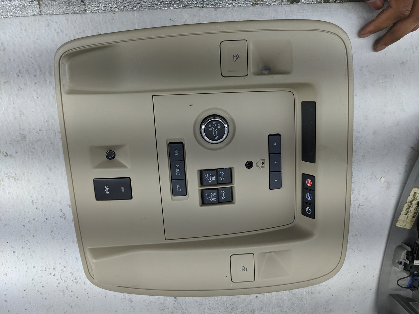 2015-2020 Cadillac Escalade Overhead Console W/rear Climate Control - Oemusedautoparts1.com