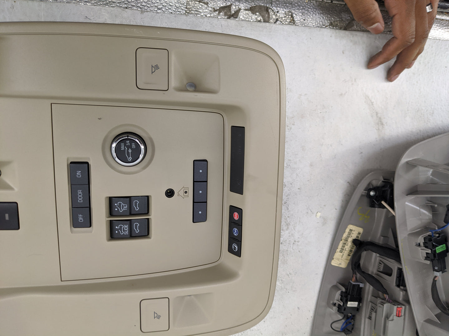 2015-2020 Cadillac Escalade Overhead Console W/rear Climate Control - Oemusedautoparts1.com