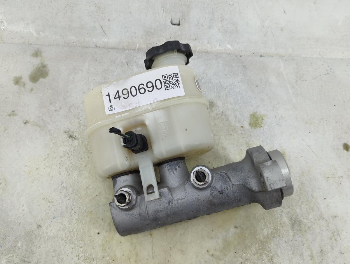 2015-2020 Cadillac Escalade Esv Brake Master Cylinder 1490690 - Oemusedautoparts1.com