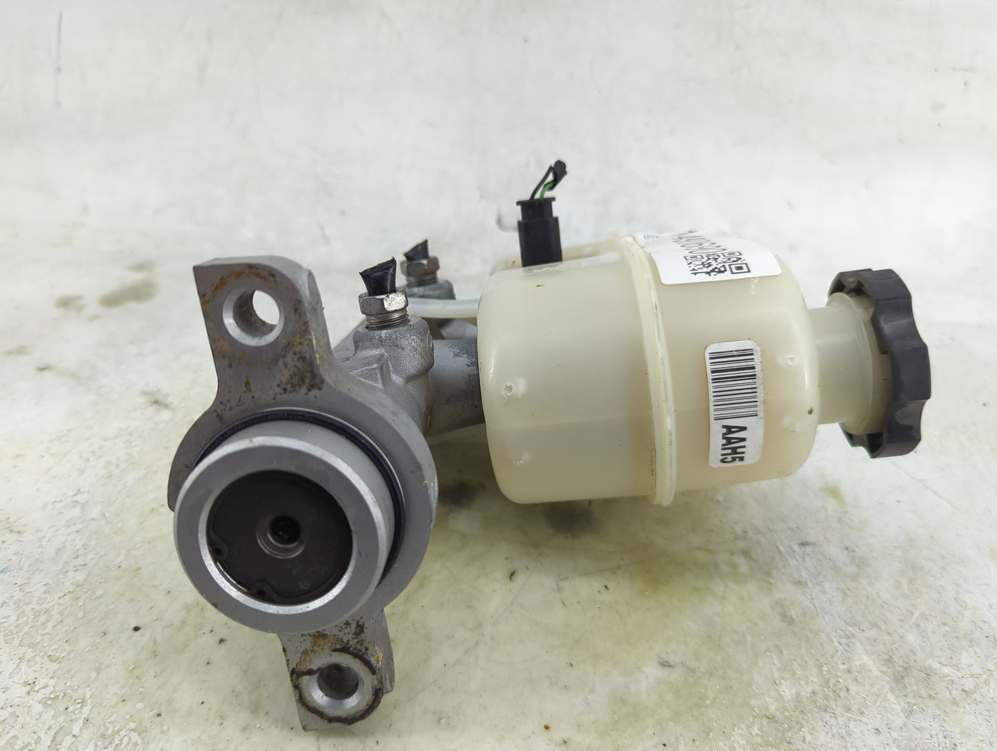 2015-2020 Cadillac Escalade Esv Brake Master Cylinder 1490690 - Oemusedautoparts1.com