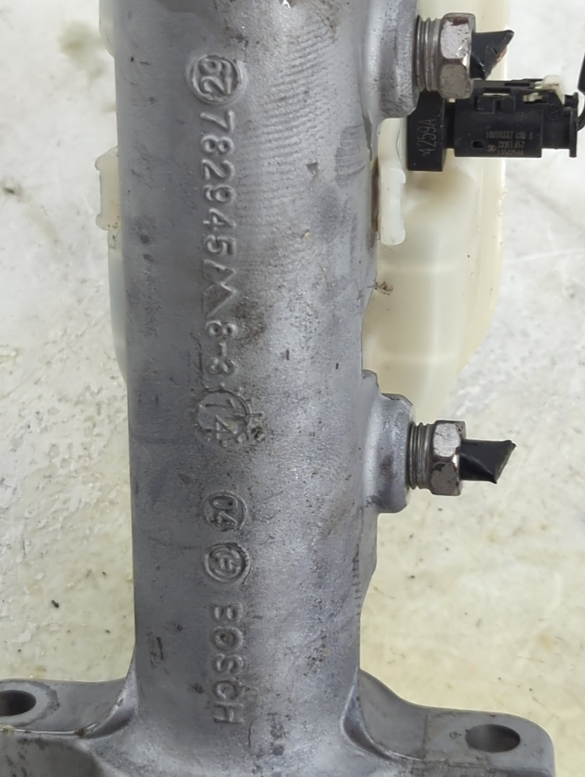 2015-2020 Cadillac Escalade Esv Brake Master Cylinder 1490690 - Oemusedautoparts1.com