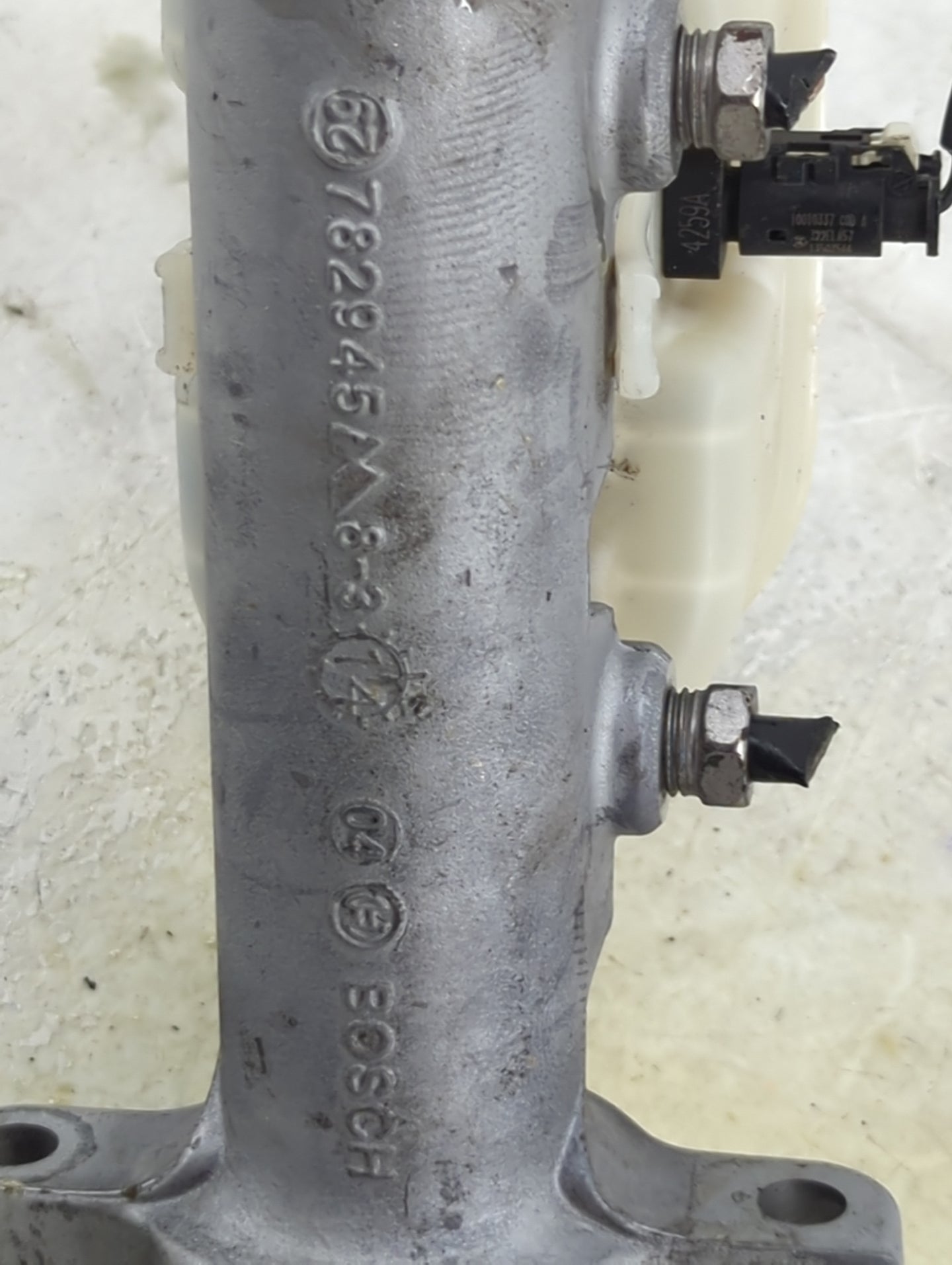 2015-2020 Cadillac Escalade Esv Brake Master Cylinder 1490690 - Oemusedautoparts1.com