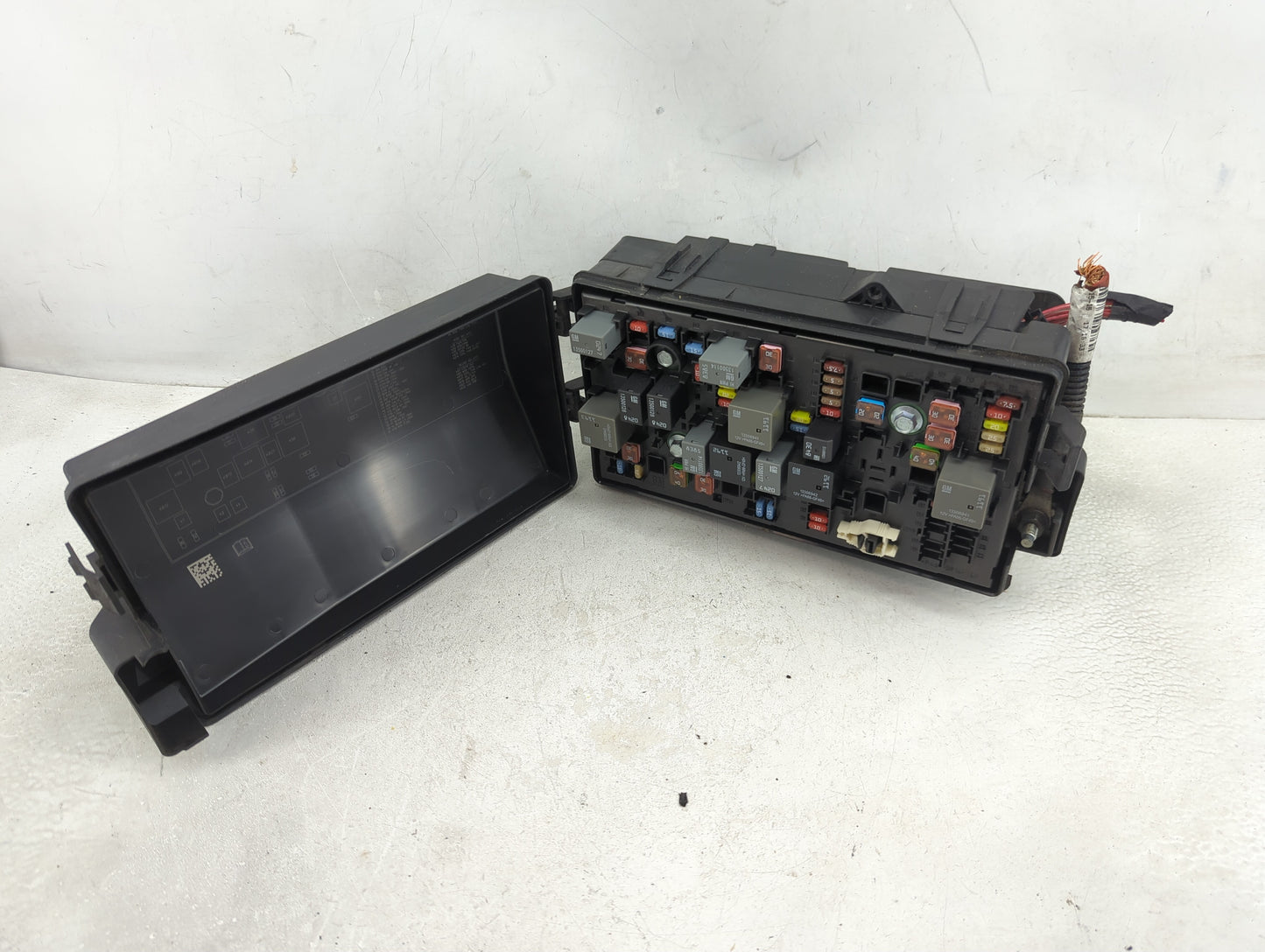 2012-2015 Chevrolet Camaro Fusebox Fuse Box Panel Relay Module Fits Fits 2012 2013 2014 2015 OEM Used Auto Parts - Oemusedau