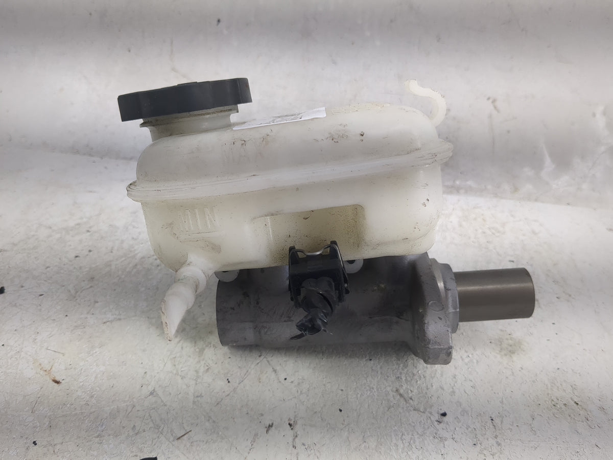 2012-2015 Chevrolet Camaro Brake Master Cylinder 1497528 - Oemusedautoparts1.com