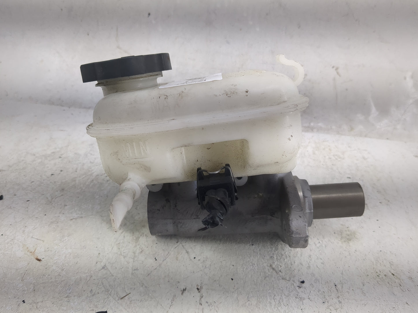 2012-2015 Chevrolet Camaro Brake Master Cylinder 1497528 - Oemusedautoparts1.com