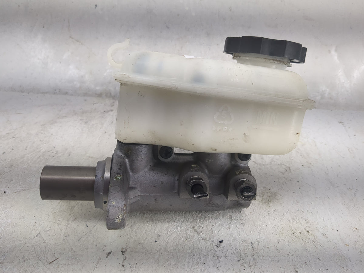 2012-2015 Chevrolet Camaro Brake Master Cylinder 1497528 - Oemusedautoparts1.com