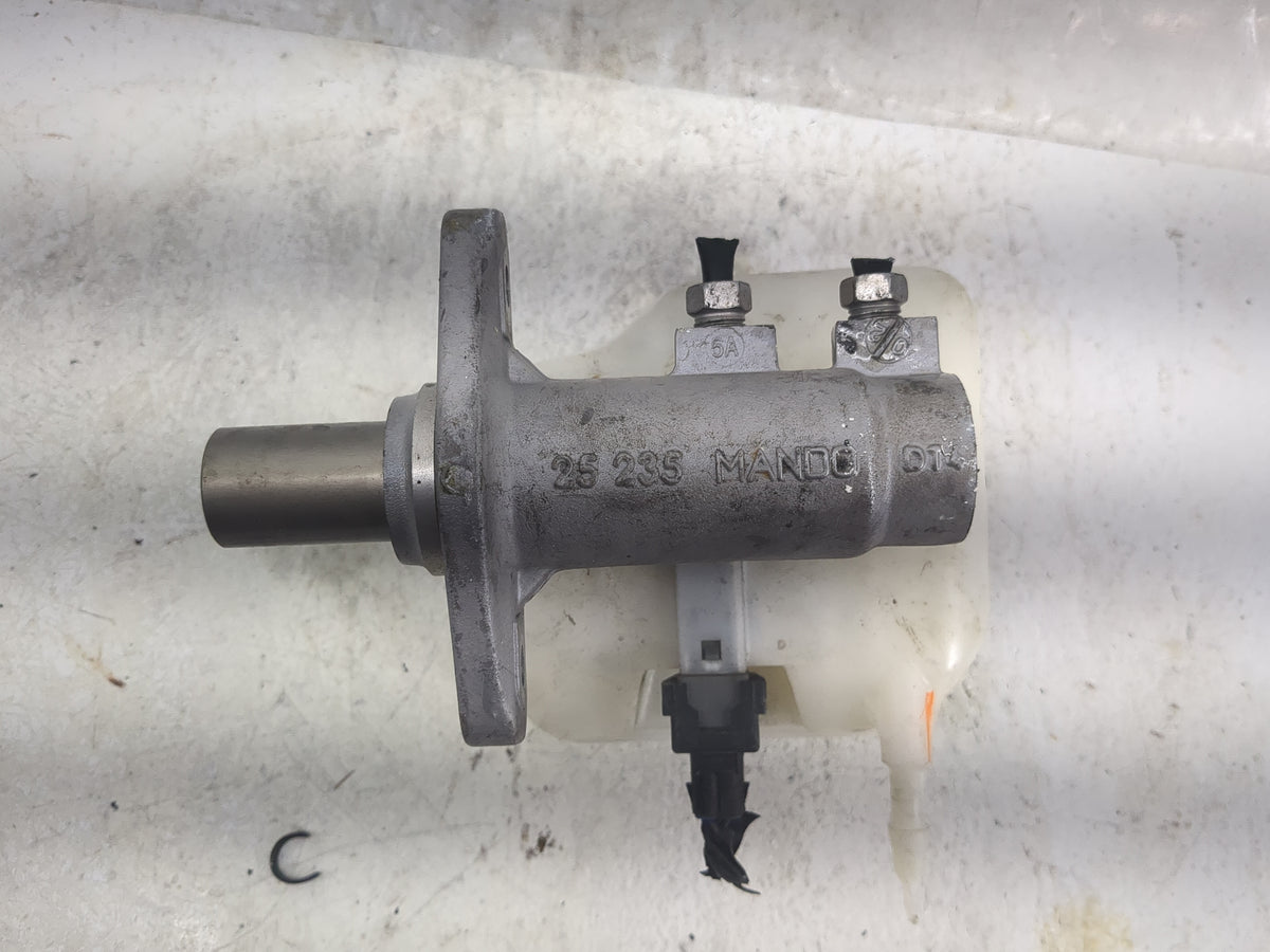 2012-2015 Chevrolet Camaro Brake Master Cylinder 1497528 - Oemusedautoparts1.com