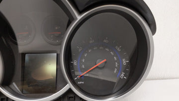 2015-2016 Chevrolet Cruze Instrument Cluster Speedometer Gauges P/N:811511914 94560794, 42362675 Fits Fits 2015 2016 OEM Used Auto Parts