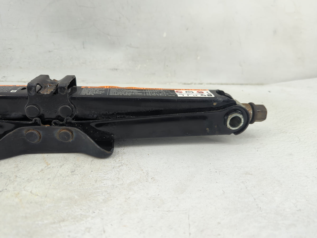 2015 Chevrolet Cruze Spare Scissor Car Jack 1390190 - Oemusedautoparts1.com