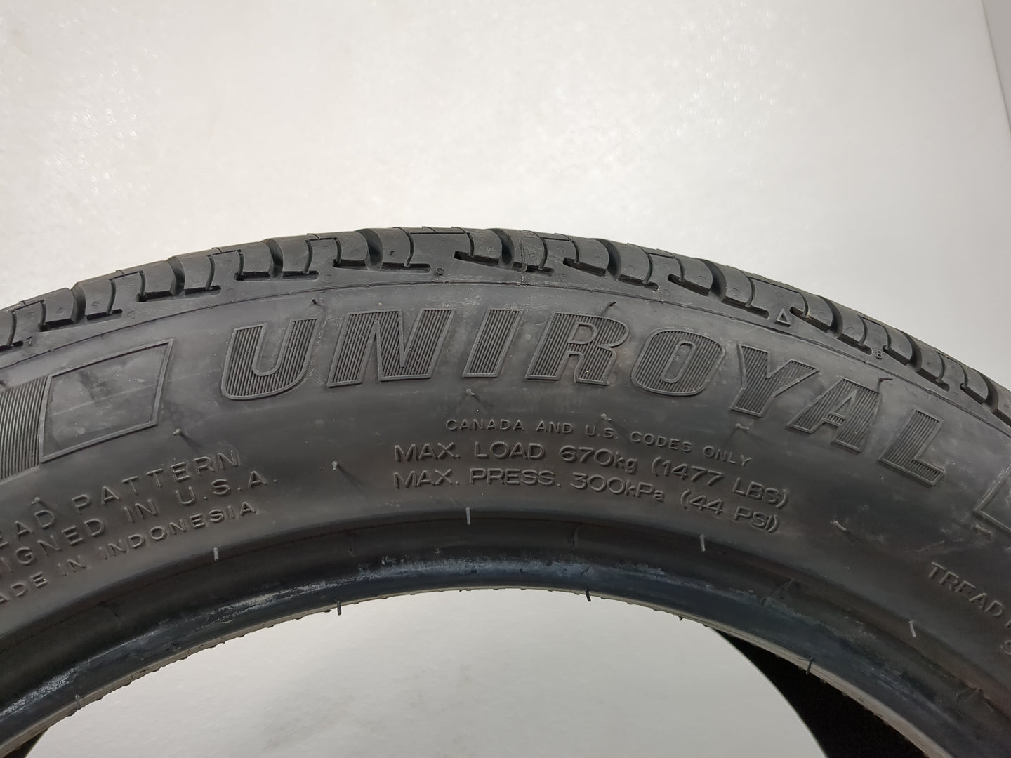 Used Tire 225/50R17 UNIROYAL TIGER PAW TOURING 94V - Tread Depth 9/32 - Oemusedautoparts1.com