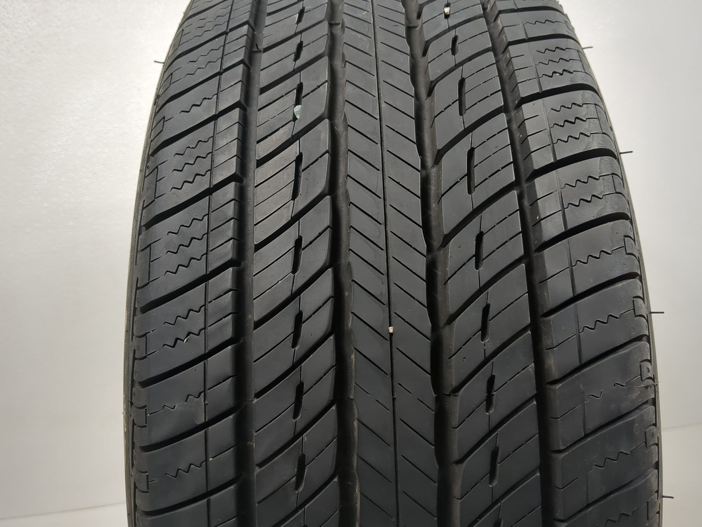 Used Tire 225/50R17 UNIROYAL TIGER PAW TOURING 94V - Tread Depth 9/32 - Oemusedautoparts1.com