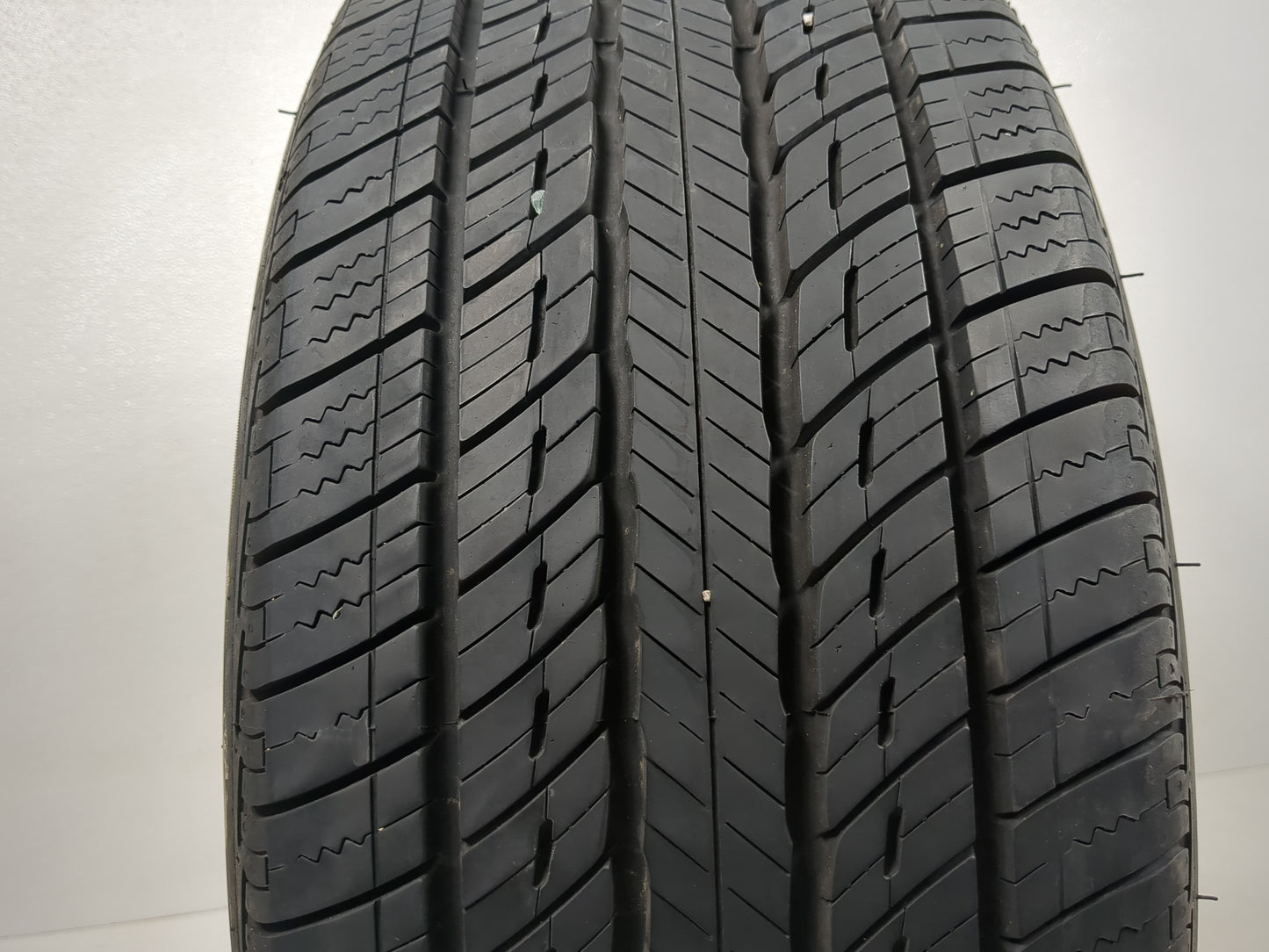 Used Tire 225/50R17 UNIROYAL TIGER PAW TOURING 94V - Tread Depth 9/32 - Oemusedautoparts1.com