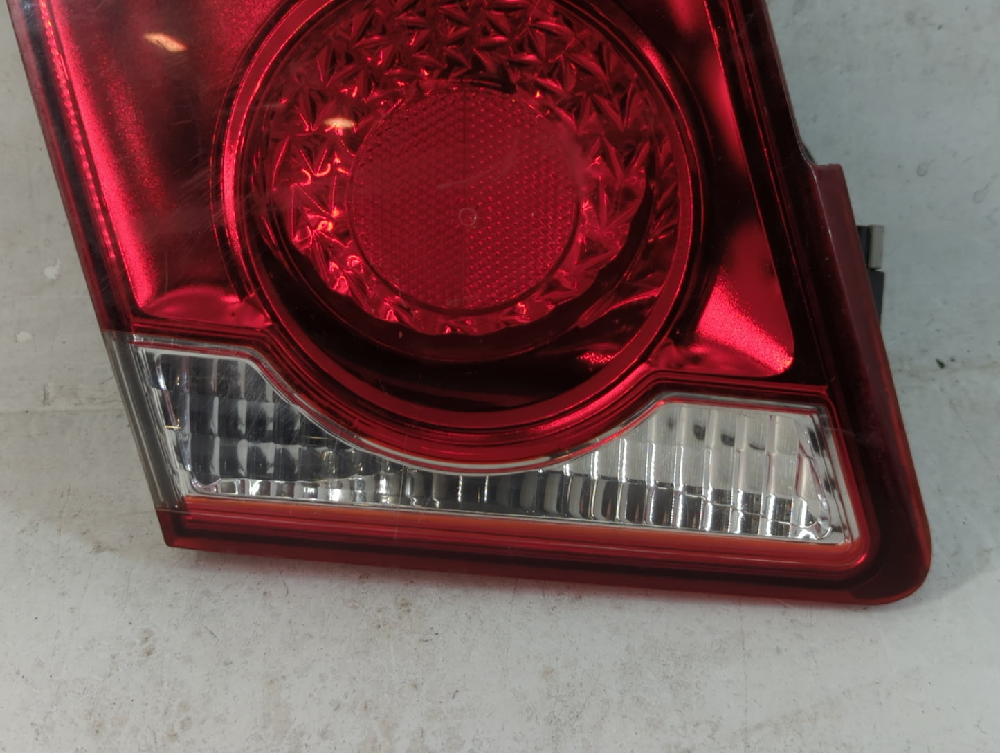 2011-2016 Chevrolet Cruze Tail Light Assembly Driver Left OEM P/N:0042124 Fits Fits 2011 2012 2013 2014 2015 2016 OEM Used A