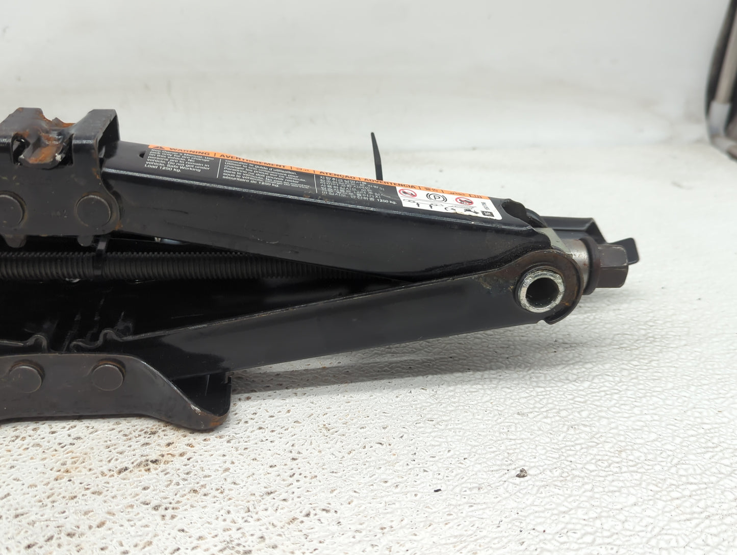 2015 Chevrolet Cruze Spare Scissor Car Jack Black - Oemusedautoparts1.com