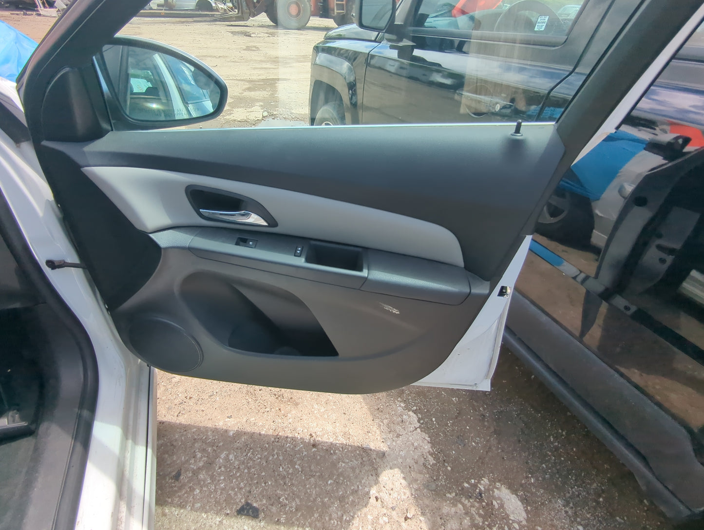 2015 Chevrolet Cruze Front Right Passenger Interior Door Panel Trim 923477 - Oemusedautoparts1.com
