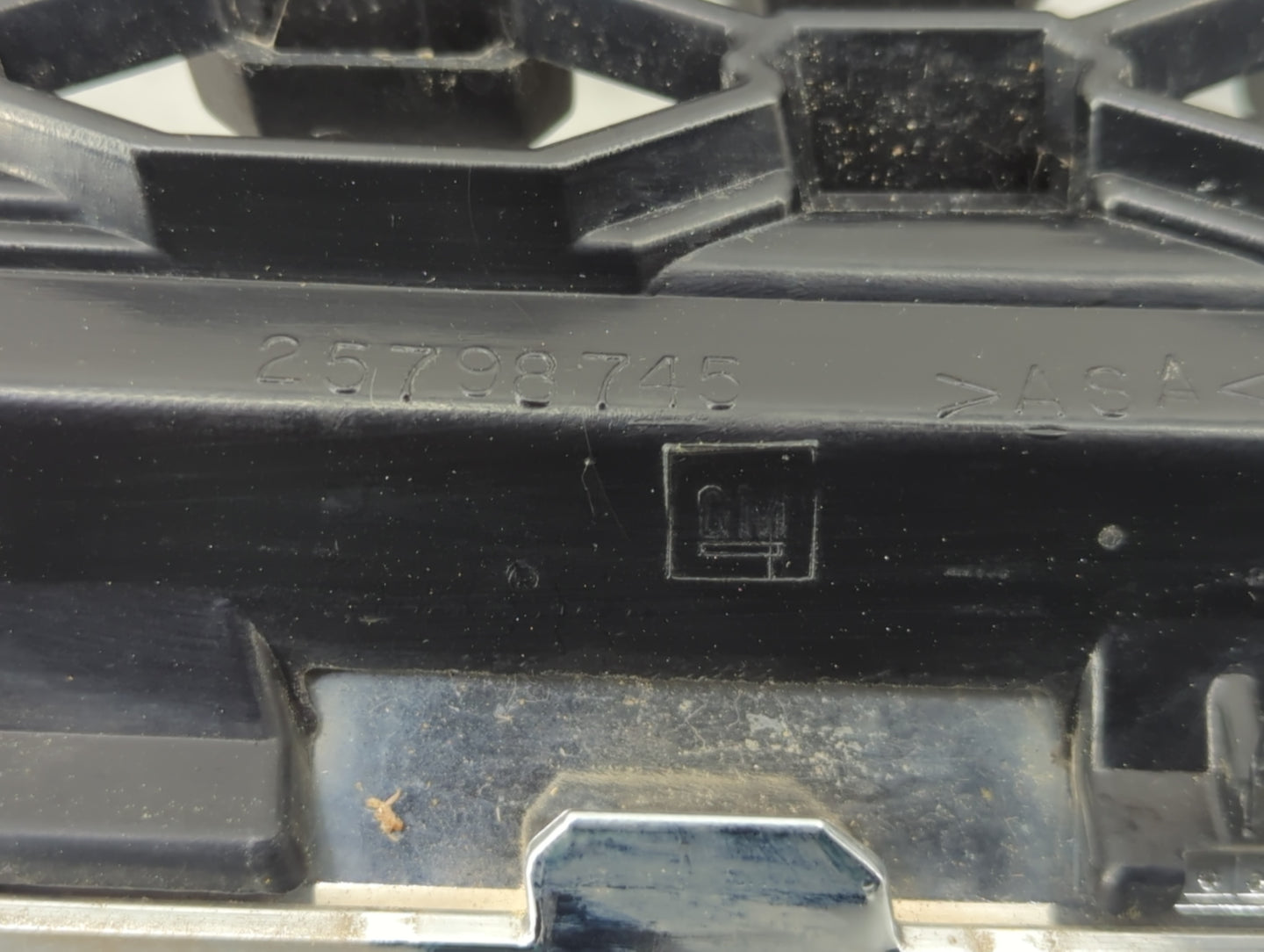 2010-2015 Chevrolet Equinox Front Grille Bumper Not Included - Oemusedautoparts1.com