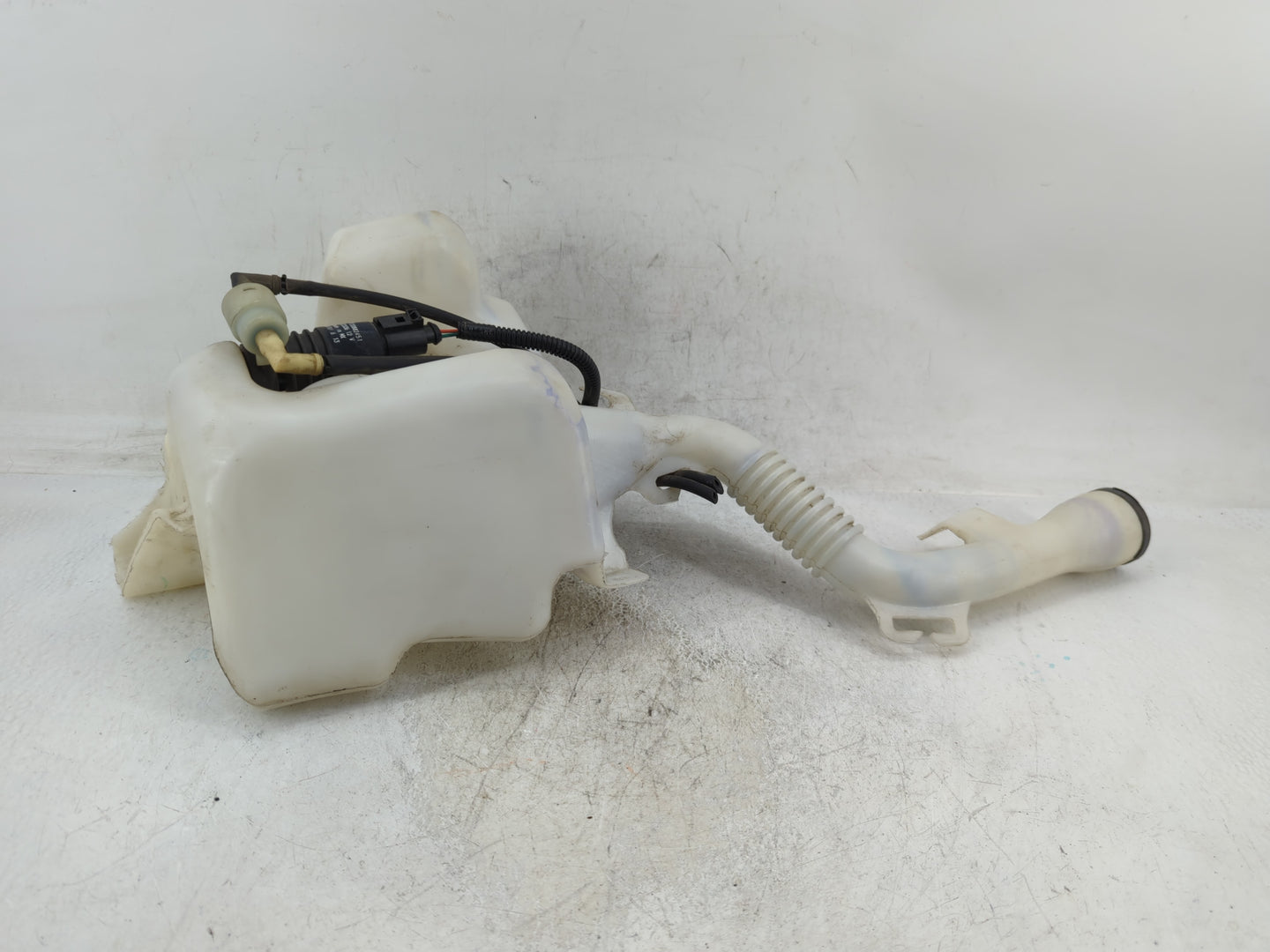 2010-2017 Chevrolet Equinox Windshield Washer Fluid Reservoir Bottle Oem - Oemusedautoparts1.com