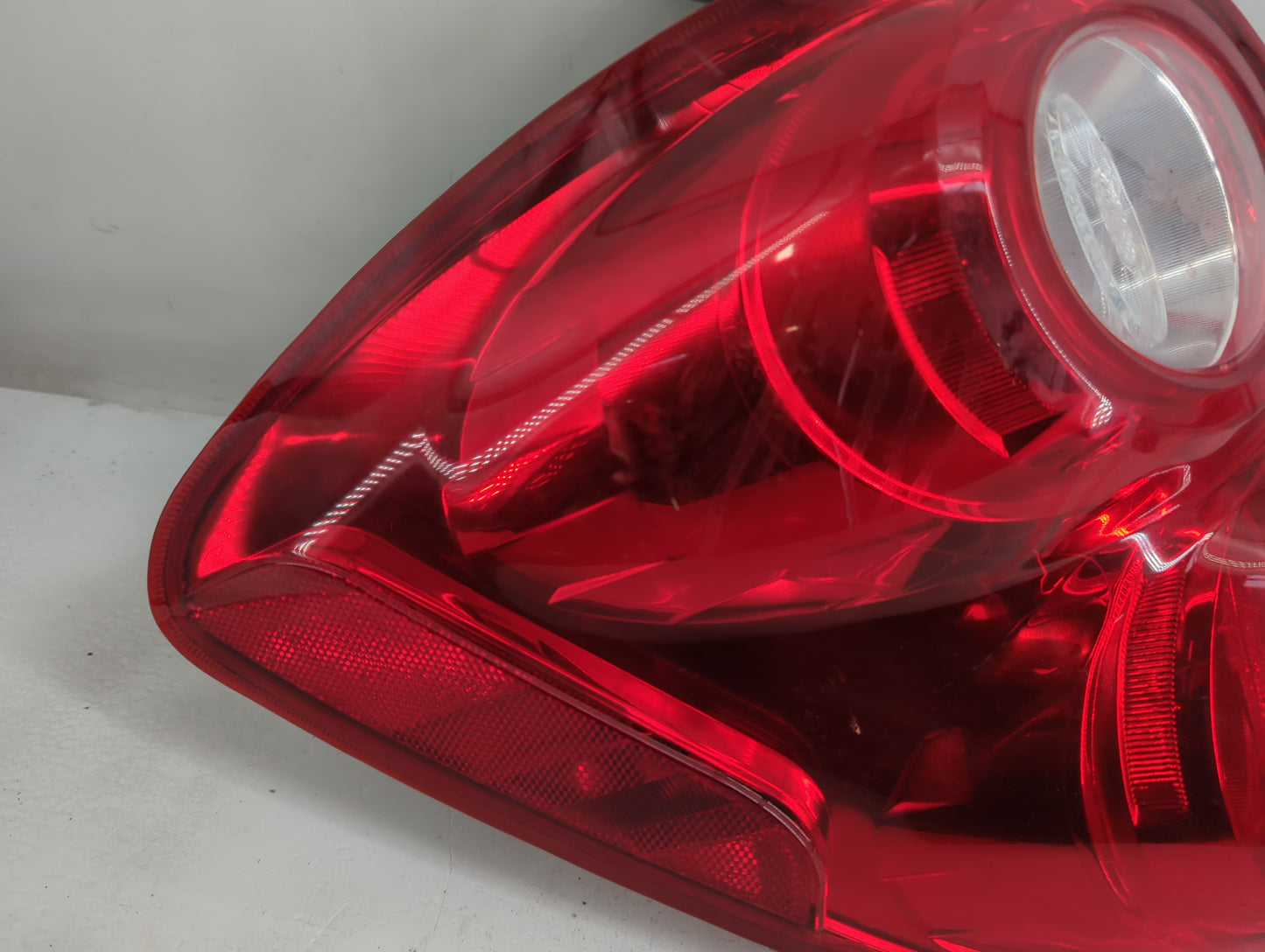 2010-2015 Chevrolet Equinox Tail Light Assembly Driver Left OEM P/N:30437423 GM547-B000L Fits Fits 2010 2011 2012 2013 2014 