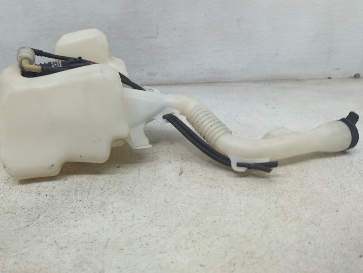 2010-2017 Chevrolet Equinox Windshield Washer Fluid Reservoir Bottle Oem 1473569 - Oemusedautoparts1.com
