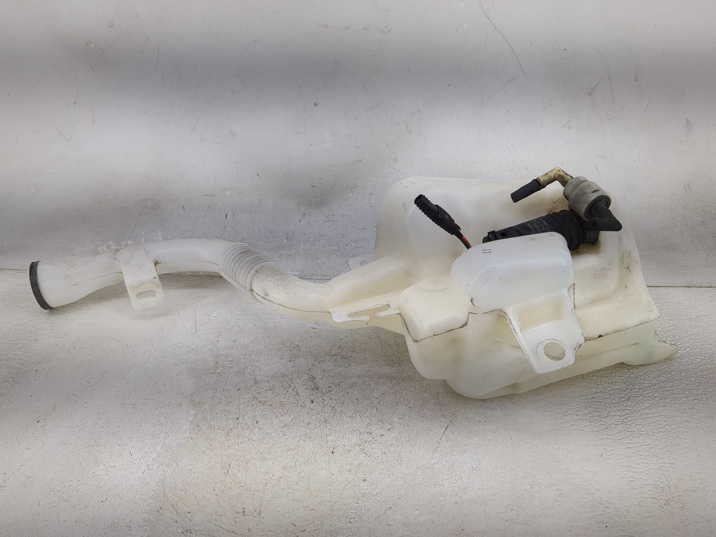 2010-2017 Chevrolet Equinox Windshield Washer Fluid Reservoir Bottle Oem 1476909 - Oemusedautoparts1.com