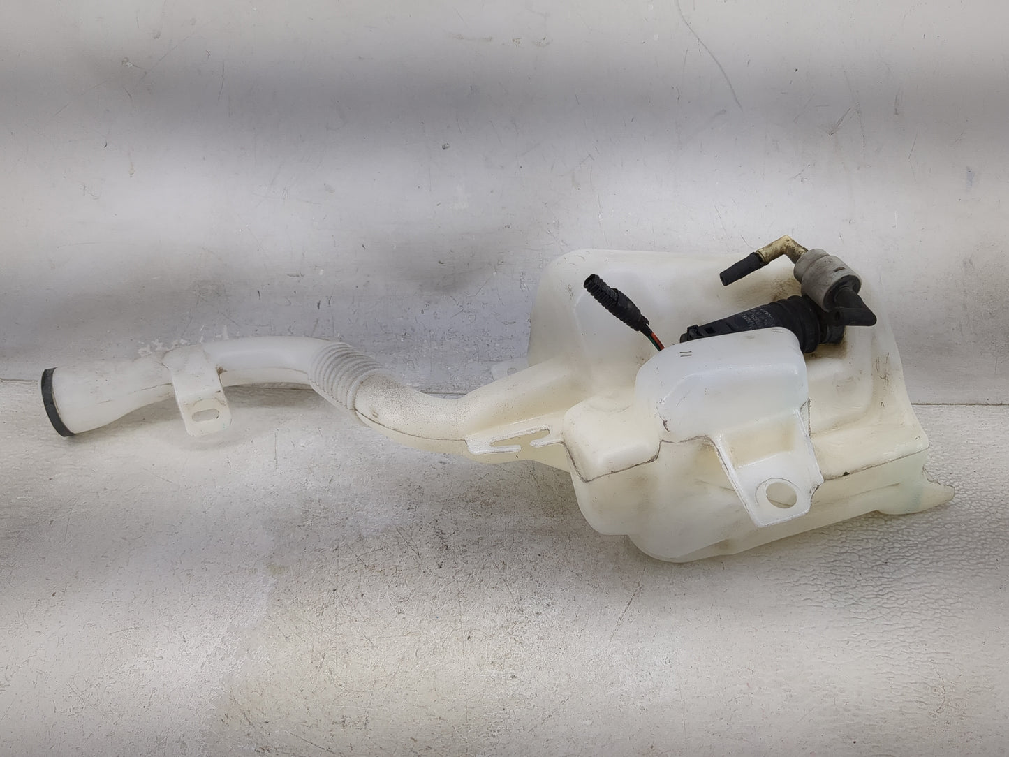 2010-2017 Chevrolet Equinox Windshield Washer Fluid Reservoir Bottle Oem 1476909 - Oemusedautoparts1.com