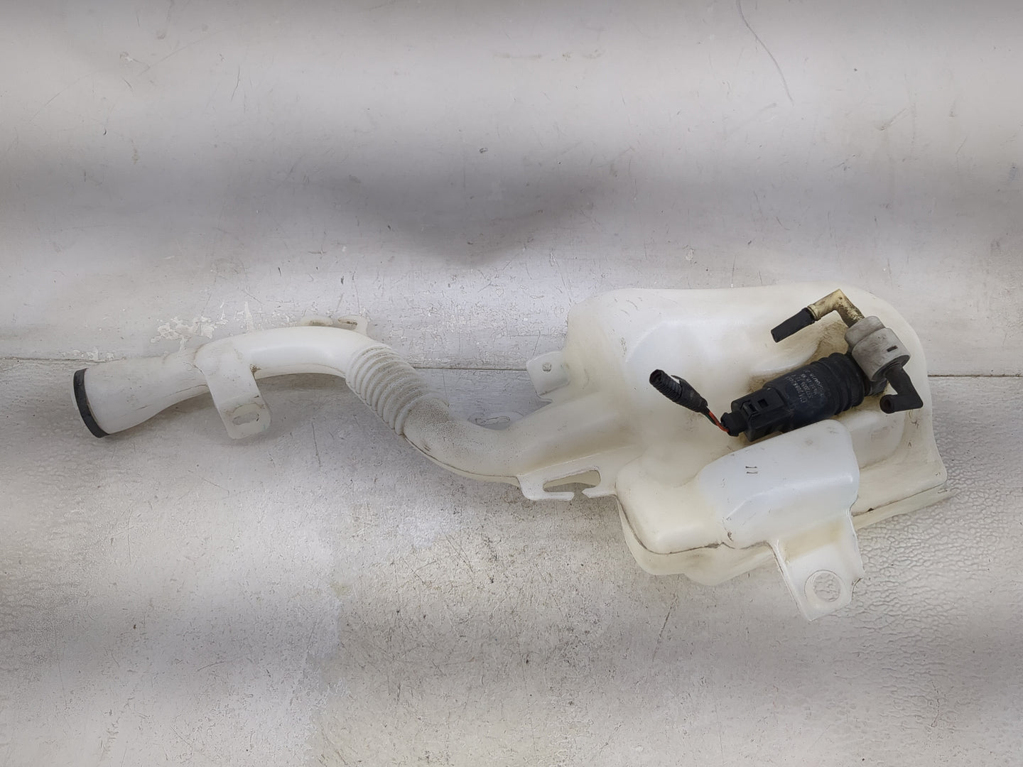 2010-2017 Chevrolet Equinox Windshield Washer Fluid Reservoir Bottle Oem 1476909 - Oemusedautoparts1.com
