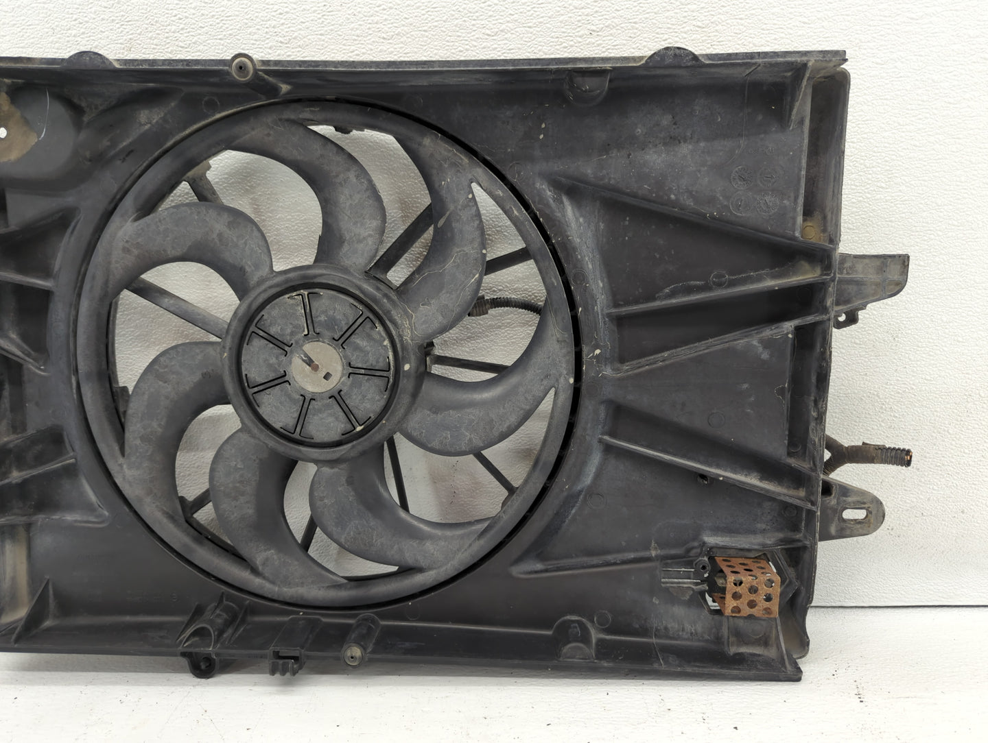 2010-2017 Chevrolet Equinox Left Radiator Fan Motor Assembly 617160 - Oemusedautoparts1.com