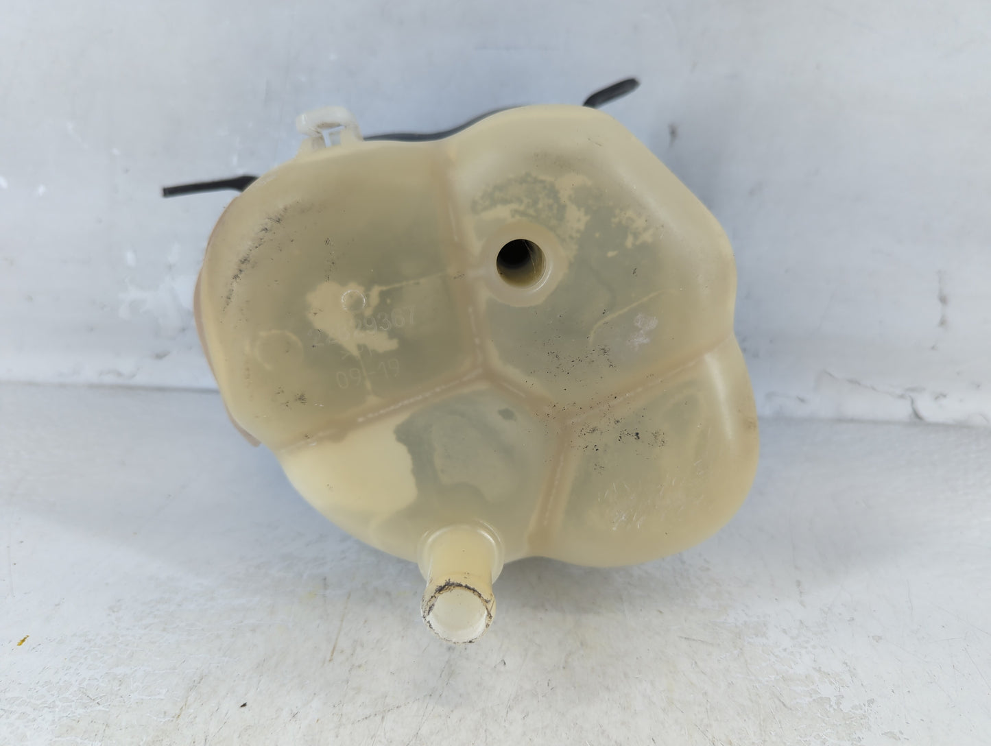 2010 Chevrolet Equinox Radiator Coolant Overflow Expansion Tank Bottle 891477 - Oemusedautoparts1.com
