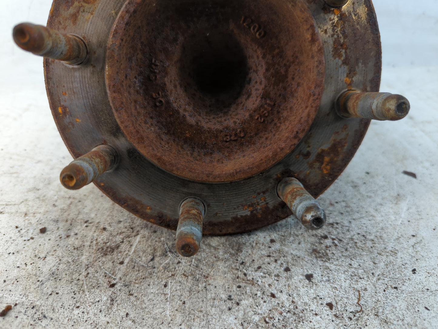 2014-2017 Chevrolet Express 2500 Driver Front Wheel Hub Oem - Oemusedautoparts1.com