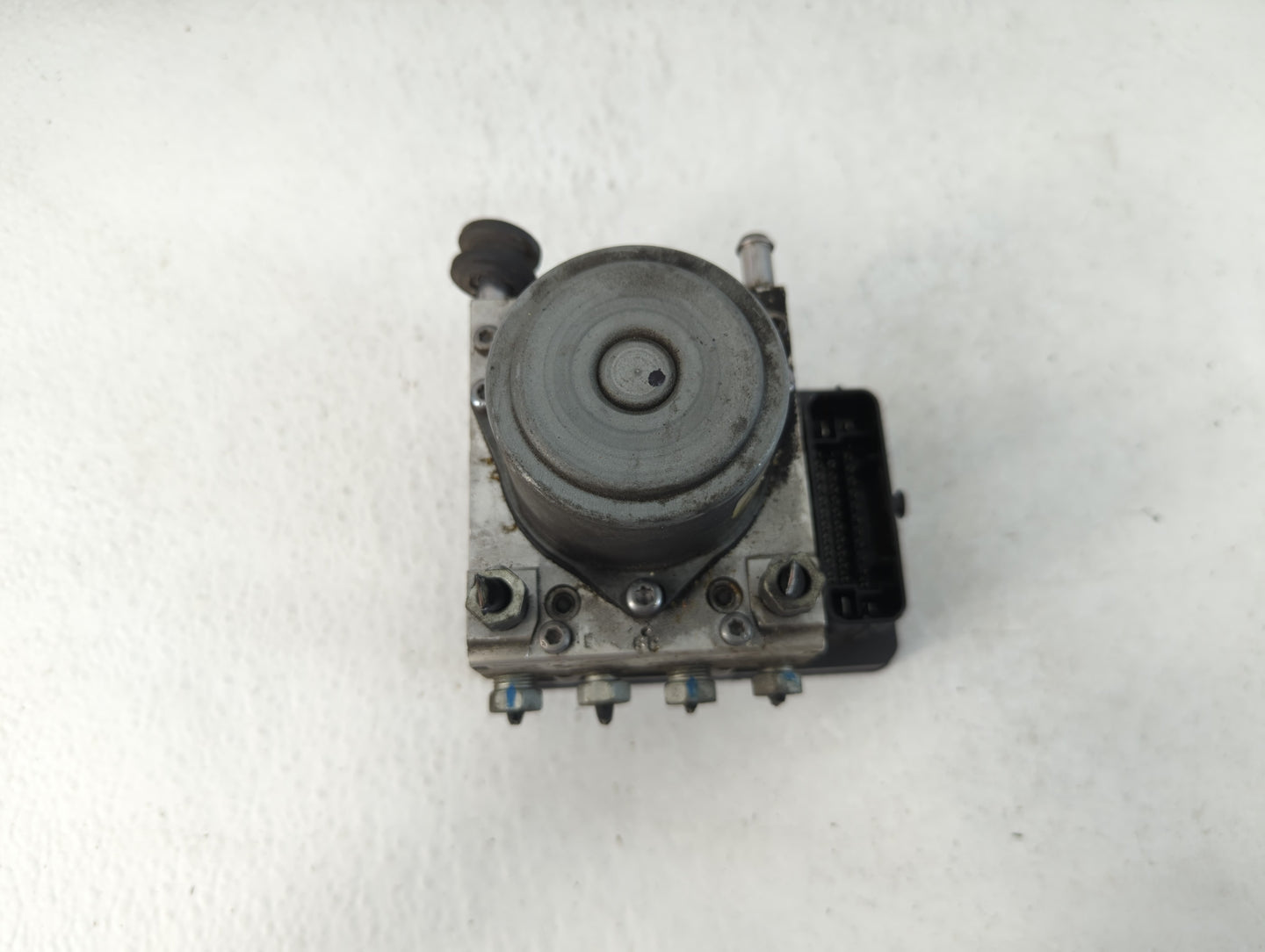 2014-2016 Chevrolet Impala ABS Pump Control Module Replacement P/N:28492832 Fits Fits 2014 2015 2016 OEM Used Auto Parts - O
