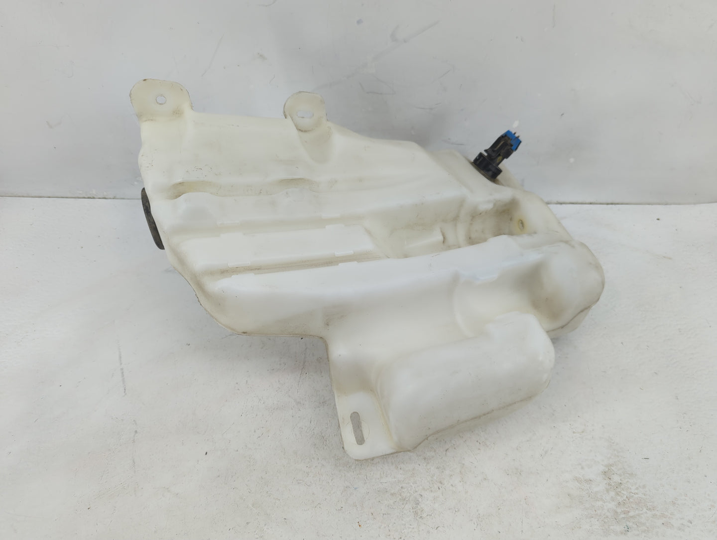 2014-2020 Chevrolet Impala Windshield Washer Fluid Reservoir Bottle Oem - Oemusedautoparts1.com