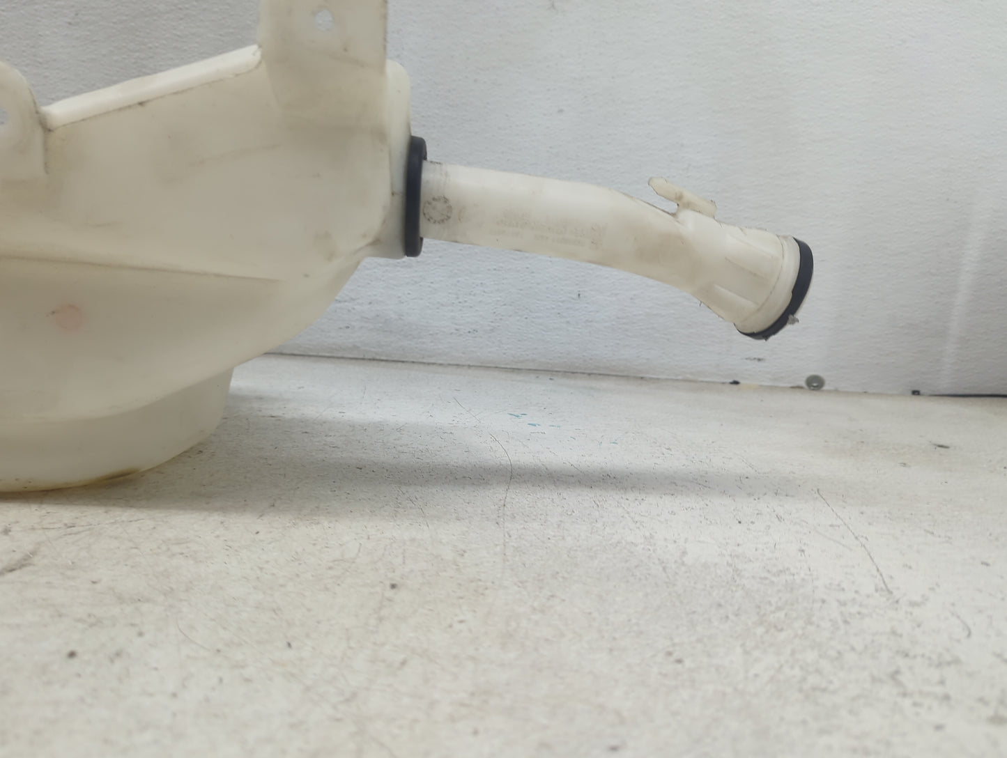 2014-2020 Chevrolet Impala Windshield Washer Fluid Reservoir Bottle Oem 1473576 - Oemusedautoparts1.com