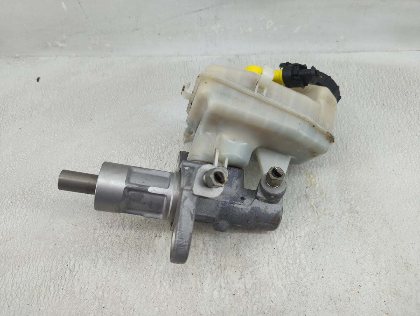2013-2016 Chevrolet Malibu Brake Master Cylinder - Oemusedautoparts1.com