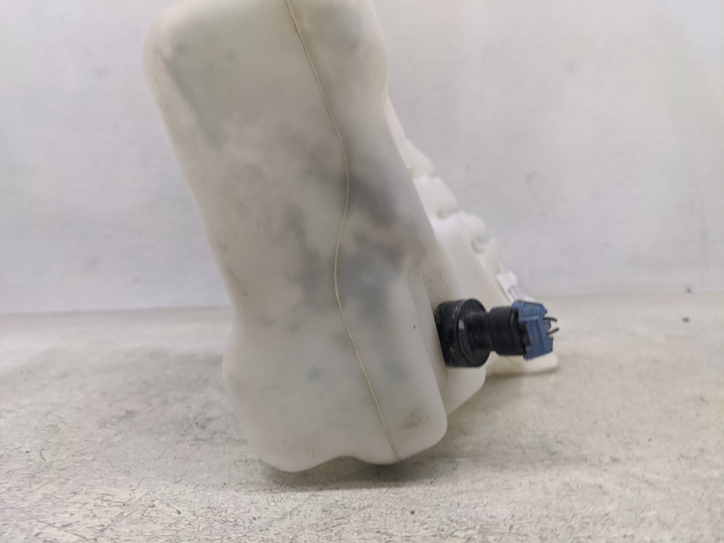 2013-2016 Chevrolet Malibu Windshield Washer Fluid Reservoir Bottle Oem - Oemusedautoparts1.com