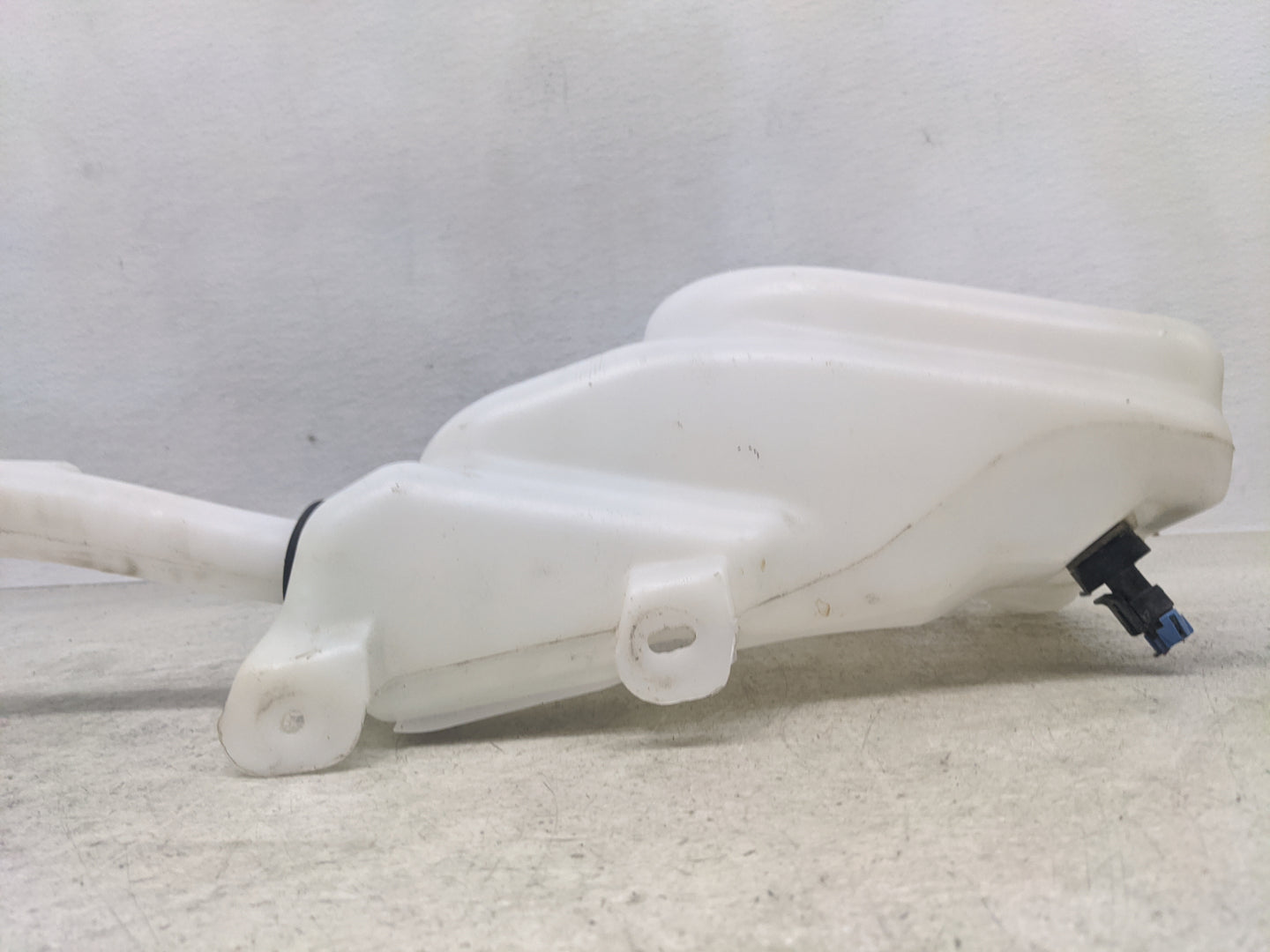 2013-2016 Chevrolet Malibu Windshield Washer Fluid Reservoir Bottle Oem - Oemusedautoparts1.com
