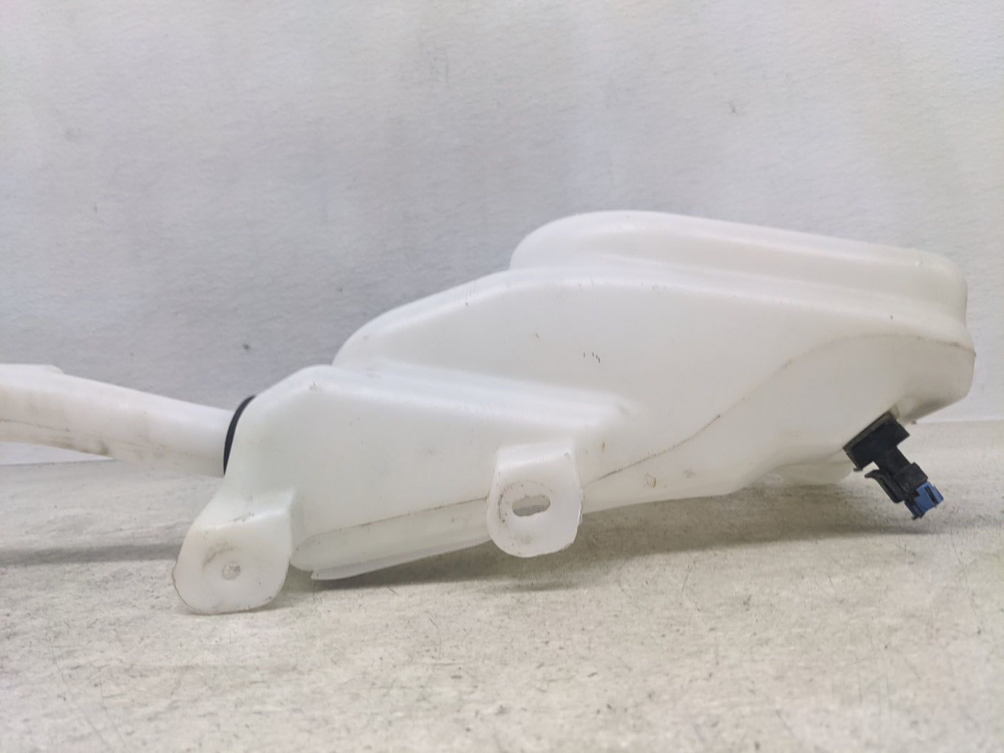 2013-2016 Chevrolet Malibu Windshield Washer Fluid Reservoir Bottle Oem - Oemusedautoparts1.com