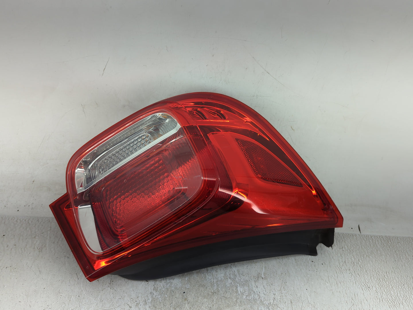 2013-2016 Chevrolet Malibu Tail Light Assembly Driver Left OEM Fits Fits 2013 2014 2015 2016 OEM Used Auto Parts - Oemusedau