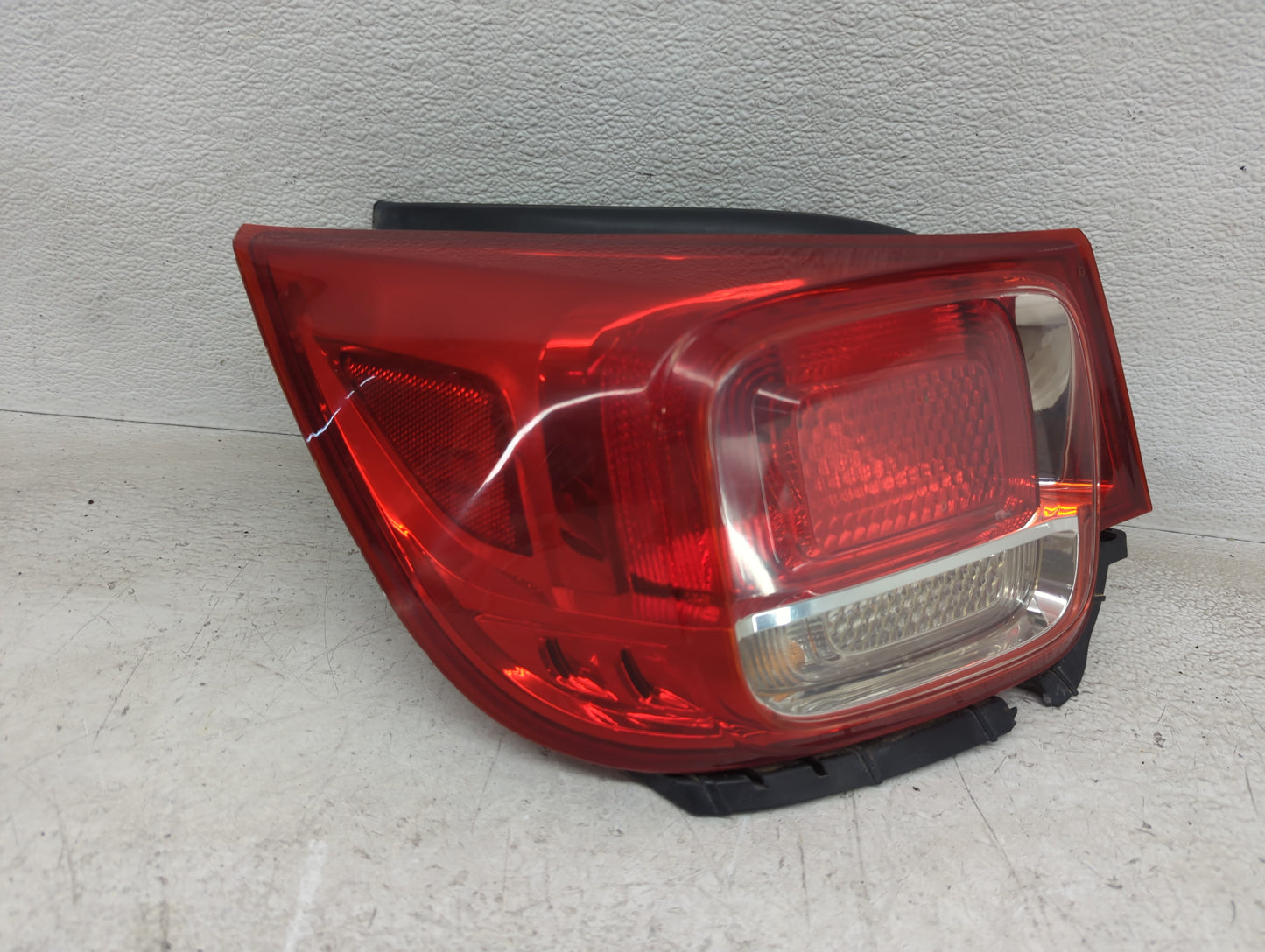 2013-2016 Chevrolet Malibu Tail Light Assembly Driver Left OEM Fits Fits 2013 2014 2015 2016 OEM Used Auto Parts - Oemusedau