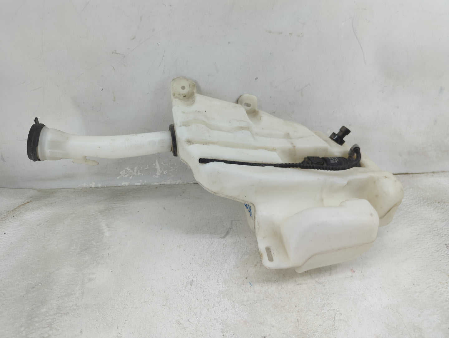 2013-2016 Chevrolet Malibu Windshield Washer Fluid Reservoir Bottle Oem 1459607 - Oemusedautoparts1.com