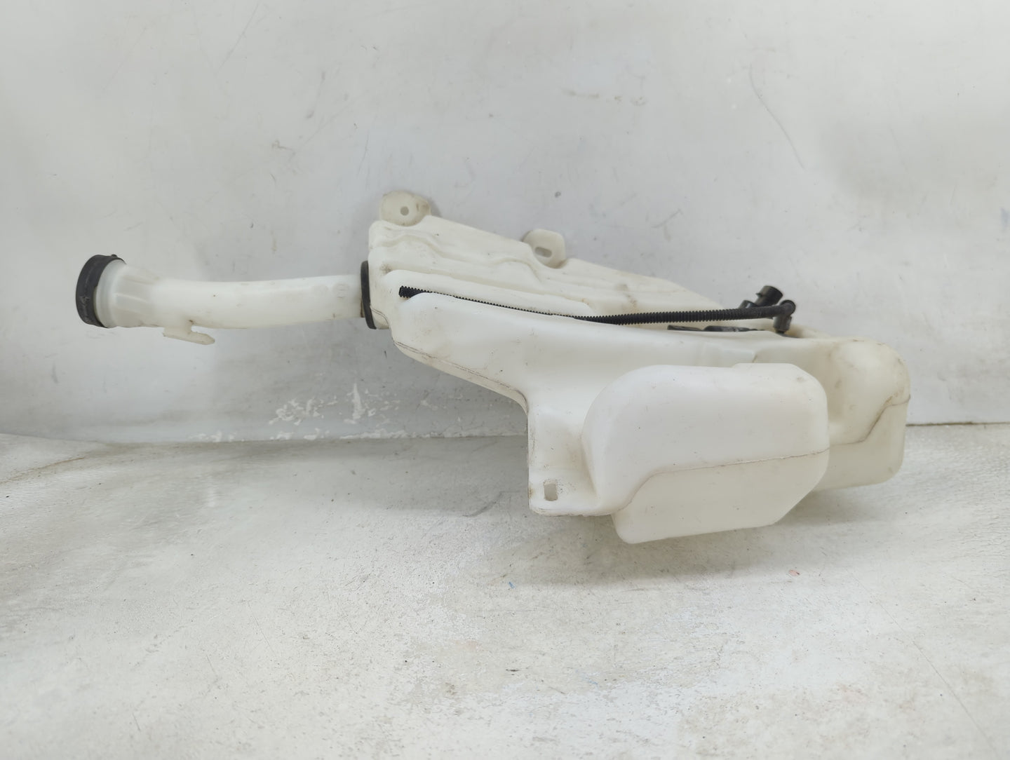 2013-2016 Chevrolet Malibu Windshield Washer Fluid Reservoir Bottle Oem 1459607 - Oemusedautoparts1.com