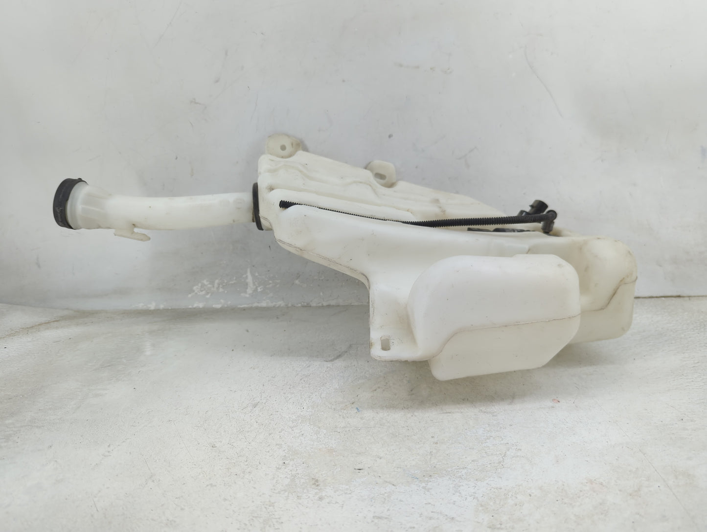 2013-2016 Chevrolet Malibu Windshield Washer Fluid Reservoir Bottle Oem 1459607 - Oemusedautoparts1.com
