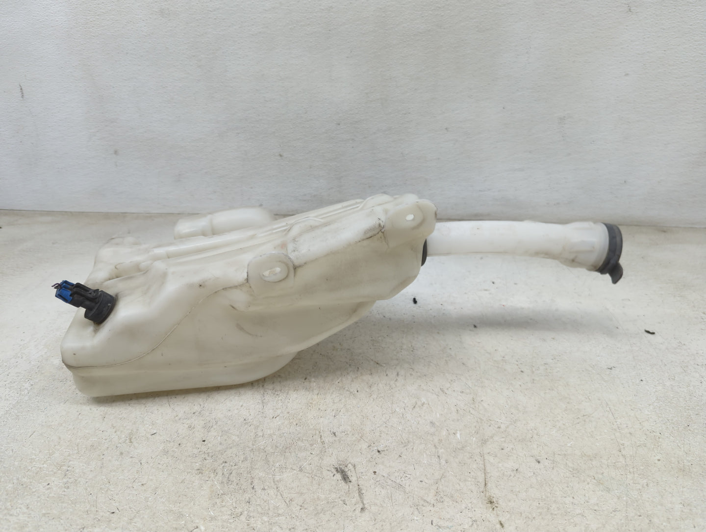 2013-2016 Chevrolet Malibu Windshield Washer Fluid Reservoir Bottle Oem 1465915 - Oemusedautoparts1.com