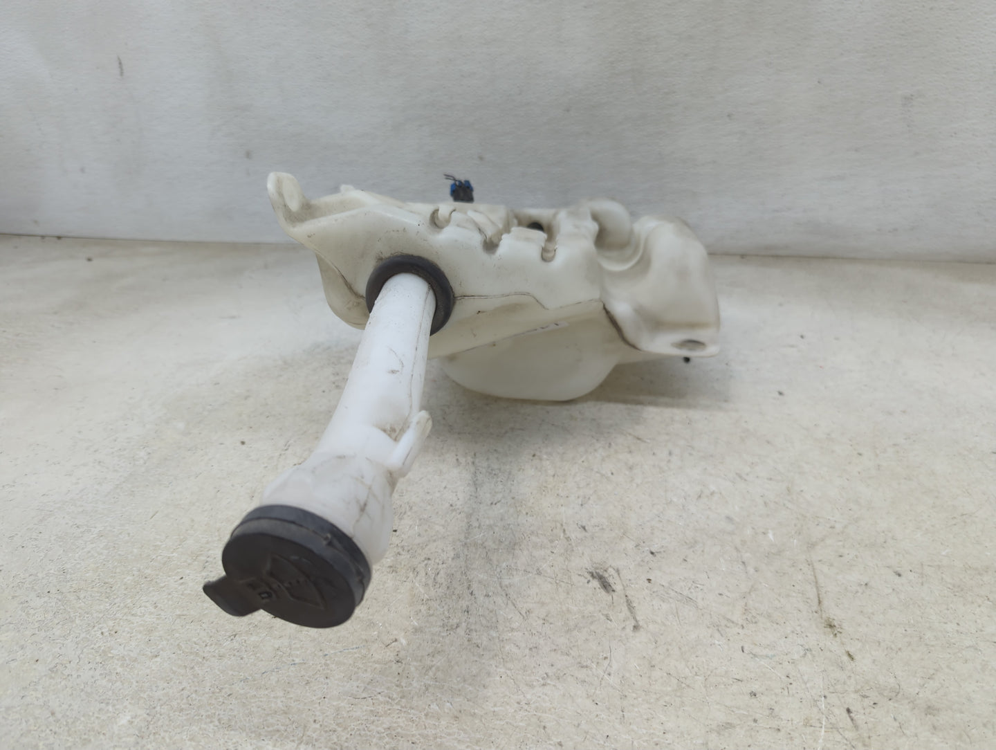 2013-2016 Chevrolet Malibu Windshield Washer Fluid Reservoir Bottle Oem 1465915 - Oemusedautoparts1.com