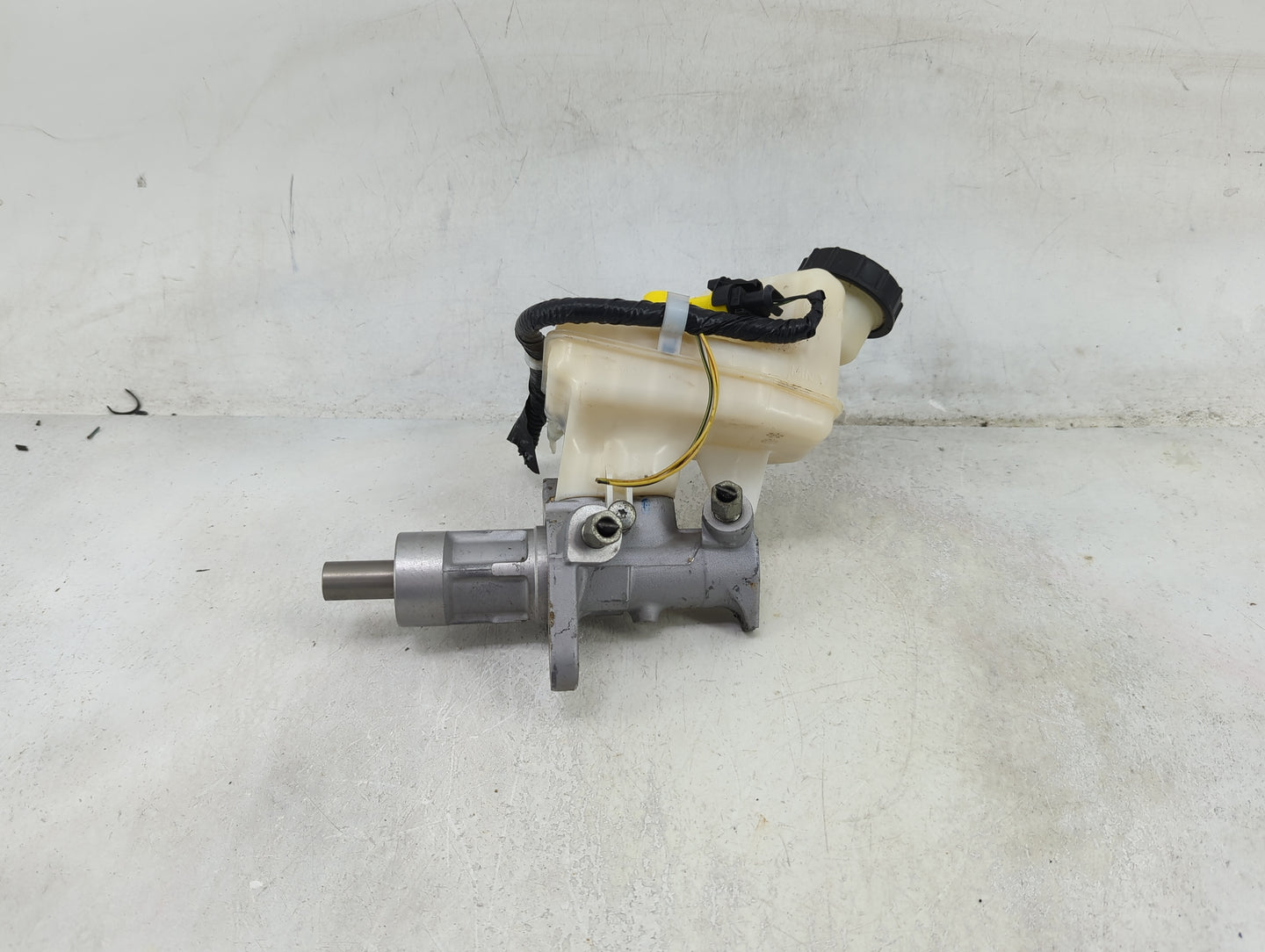 2013-2016 Chevrolet Malibu Brake Master Cylinder 1490137 - Oemusedautoparts1.com