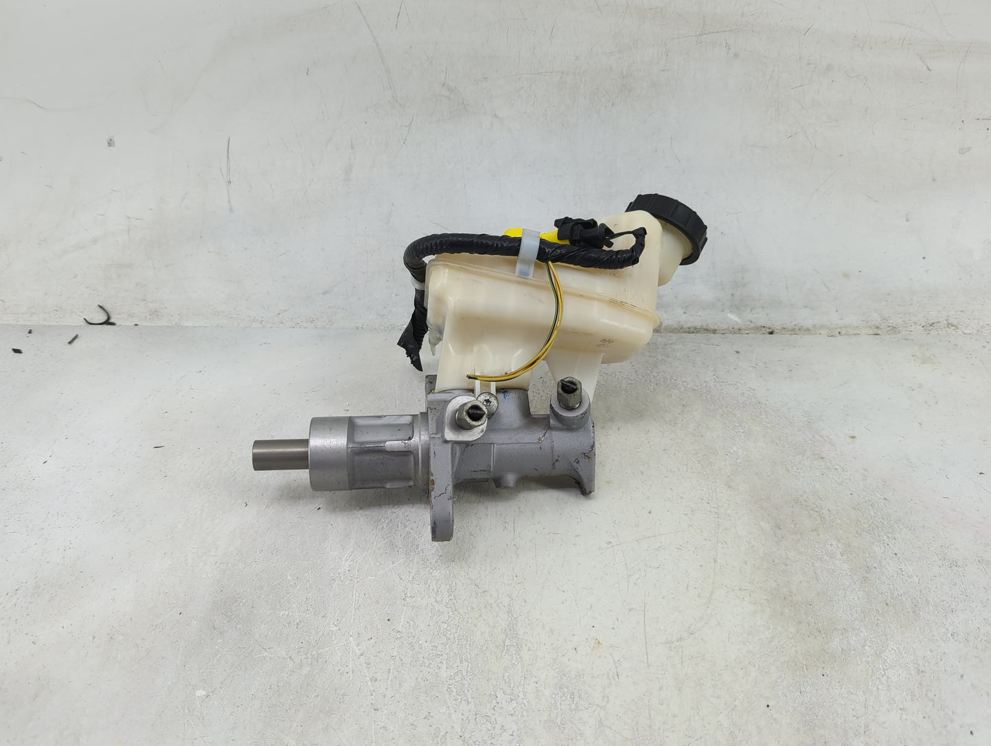 2013-2016 Chevrolet Malibu Brake Master Cylinder 1490137 - Oemusedautoparts1.com