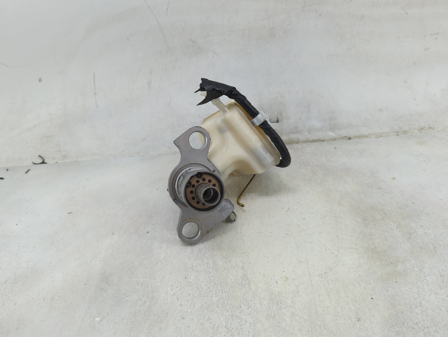 2013-2016 Chevrolet Malibu Brake Master Cylinder 1490137 - Oemusedautoparts1.com
