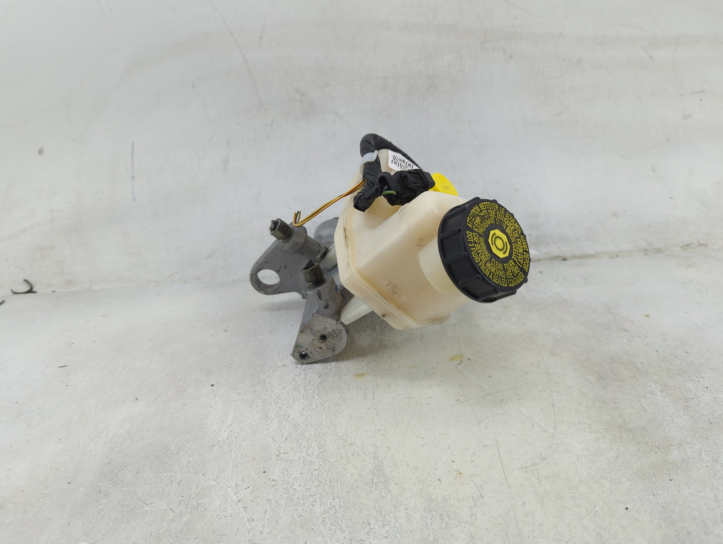 2013-2016 Chevrolet Malibu Brake Master Cylinder 1490137 - Oemusedautoparts1.com