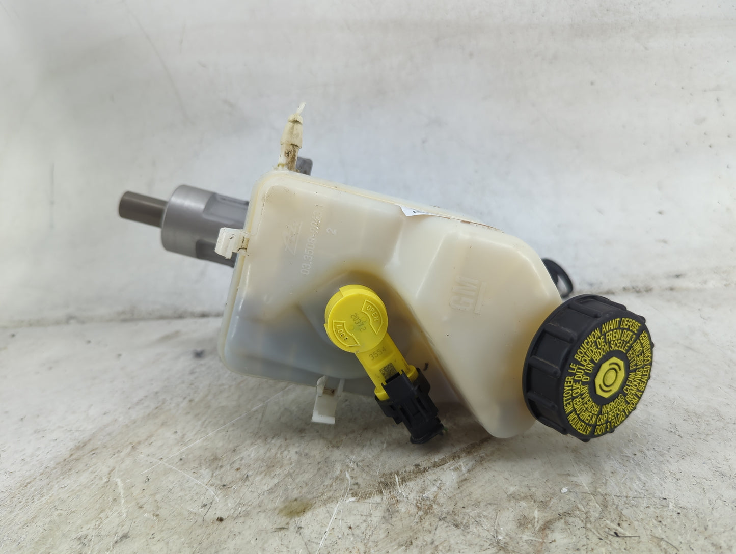 2013-2016 Chevrolet Malibu Brake Master Cylinder 1492432 - Oemusedautoparts1.com