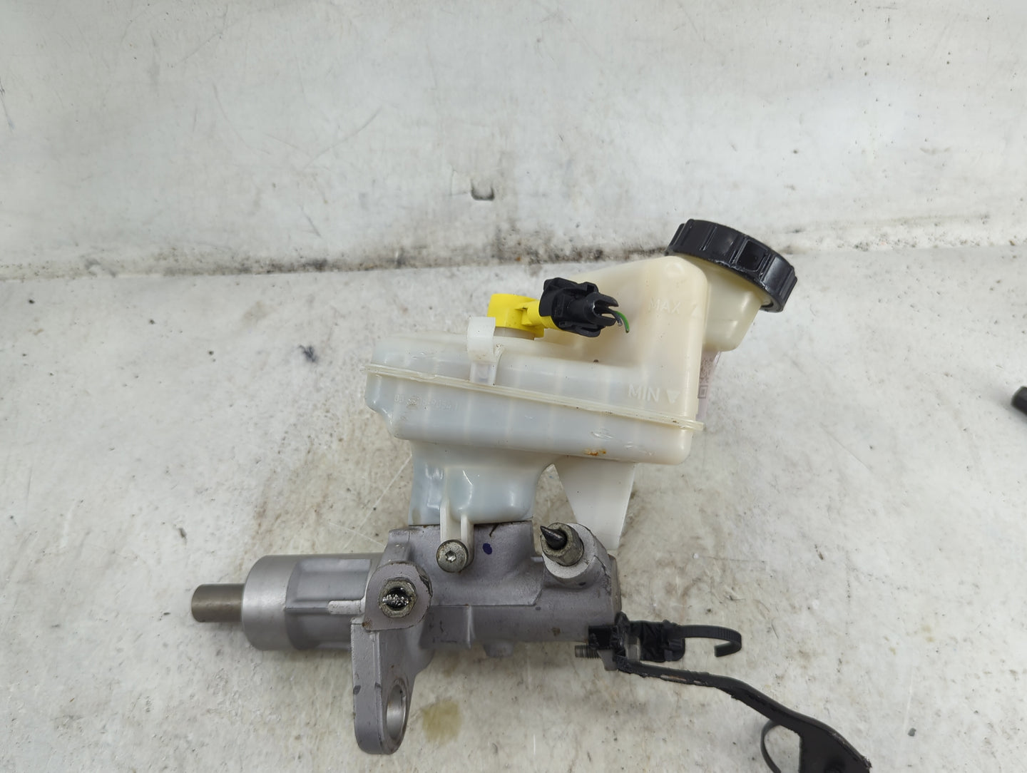 2013-2016 Chevrolet Malibu Brake Master Cylinder 1492432 - Oemusedautoparts1.com