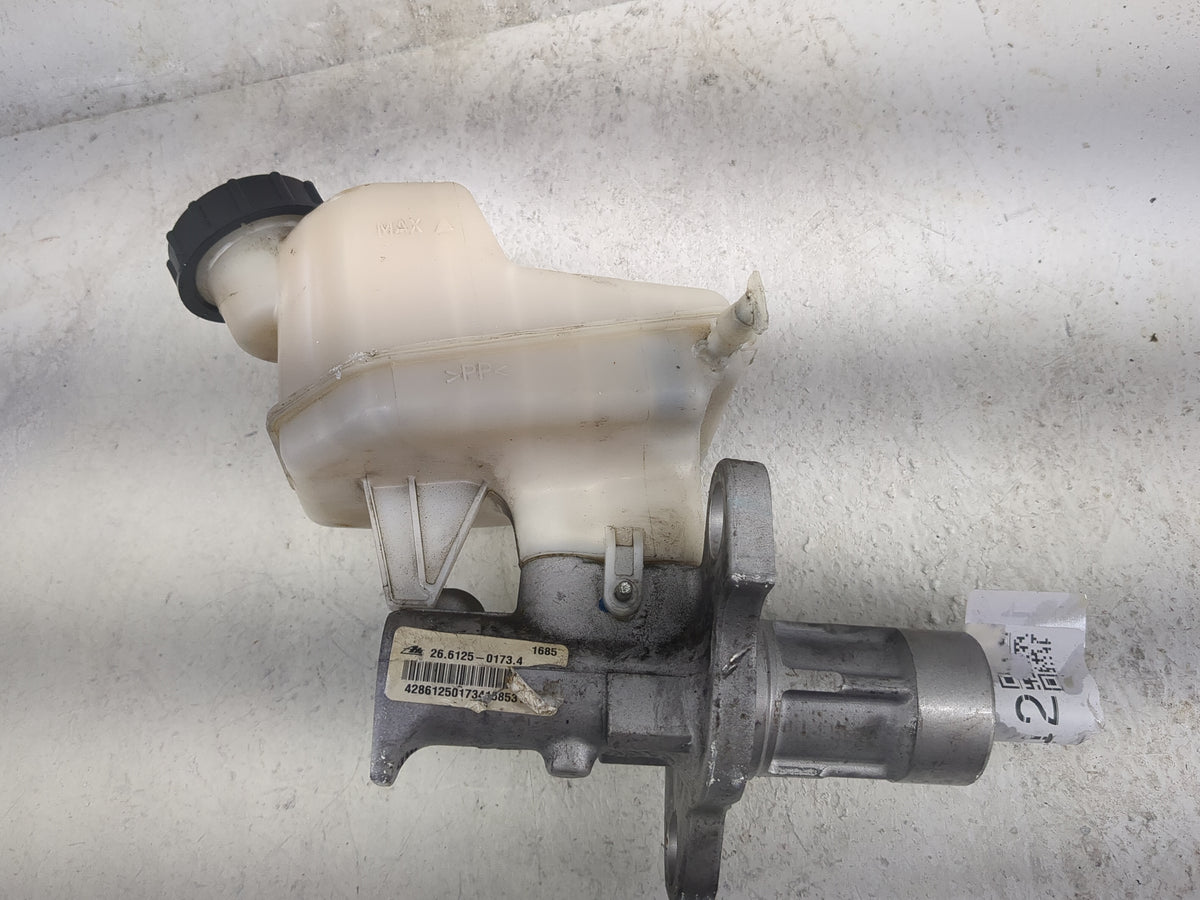 2013-2016 Chevrolet Malibu Brake Master Cylinder 1498112 - Oemusedautoparts1.com